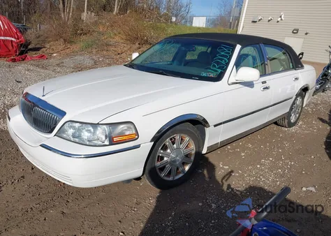 2010 Lincoln Town Car Signature Limited z USA, uszkodzony, nr VIN 2LNBL8CV7AX615844